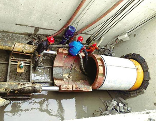 河北石家庄泥水平衡顶管机施工现场