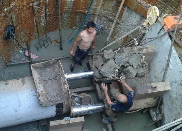 顶管机前进工作的速度靠什么控制?