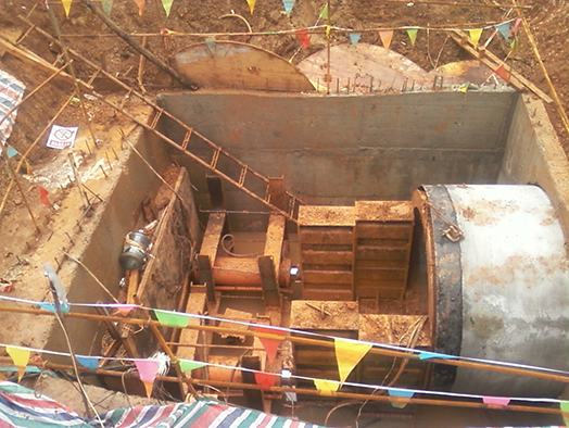 吉林液压顶管机河道防洪顶管顶进1800米