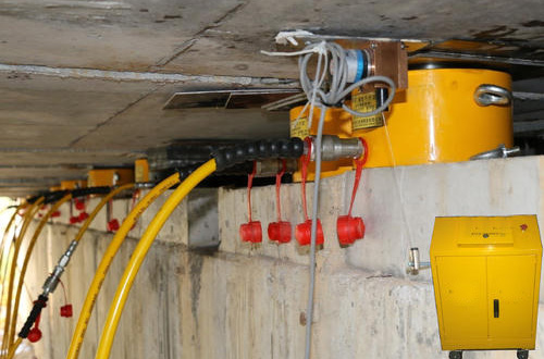 天津桥梁架设工程中的同步顶升千斤顶