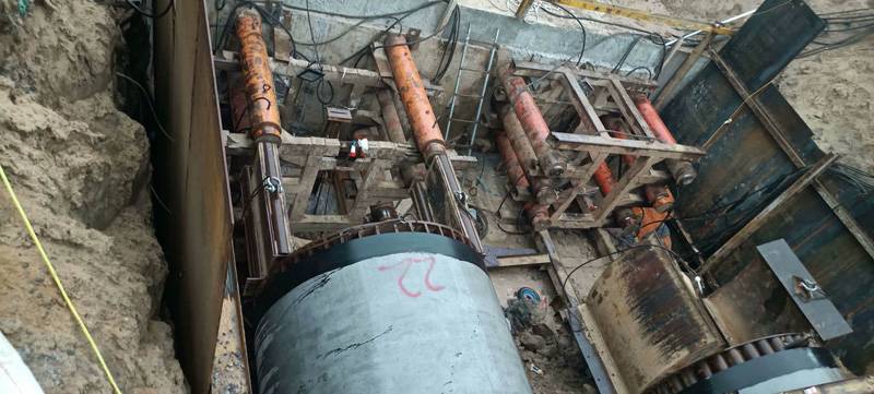 湖南顶管机千斤顶施工现场