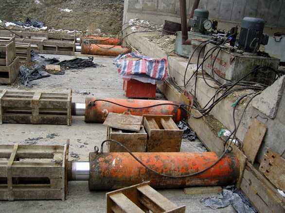 河南郑州顶管千斤顶施工工程现场