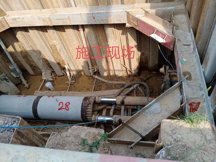 河南平顶山顶管千斤顶施工现场