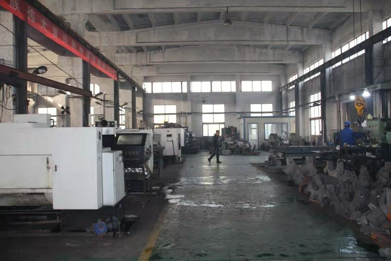 液压千斤顶生产车间的条幅标语特别醒目