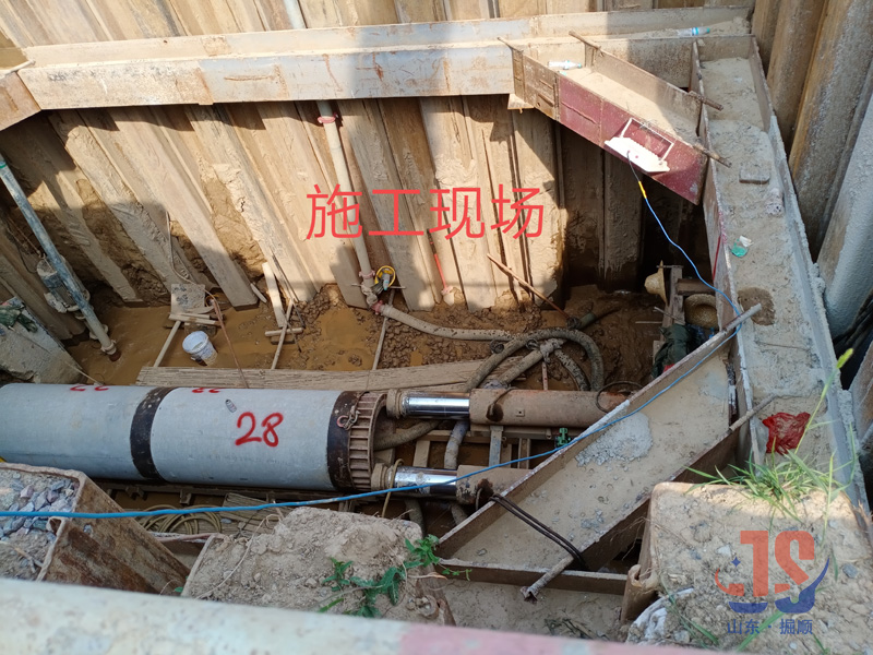 推力千斤顶在顶管施工现场