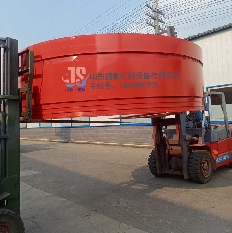 这台定制的液压动力中继间太重了 两辆叉车一起上